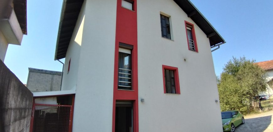 Stambeni objekat (kuća) 243 m2 i placa 384 m2 – Lauš