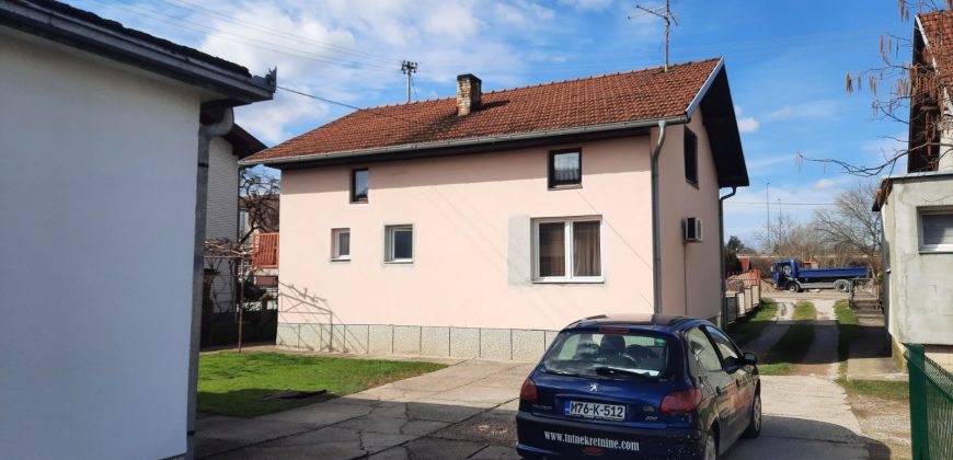 Dve kuće 200 m2 i placa 1309 m2 – Zalužani