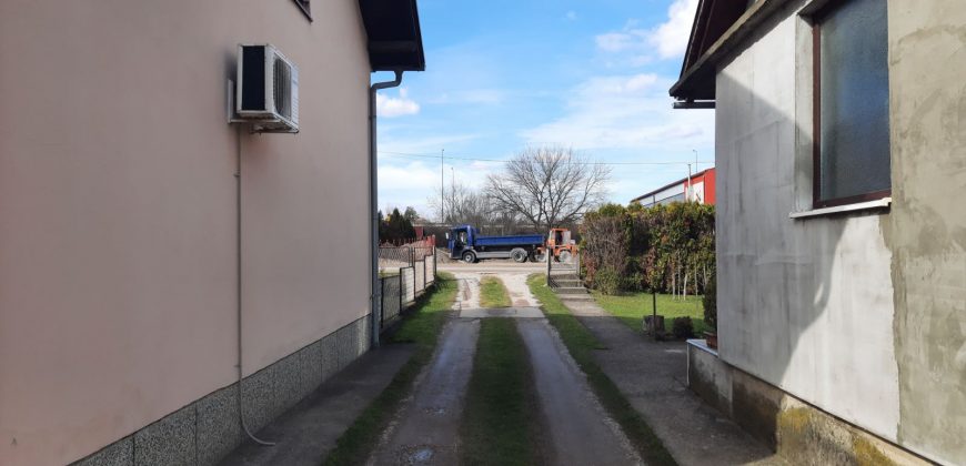 Dve kuće 200 m2 i placa 1309 m2 – Zalužani
