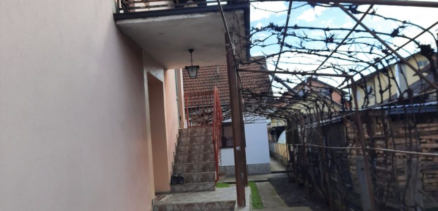 Dve kuće 200 m2 i placa 1309 m2 – Zalužani