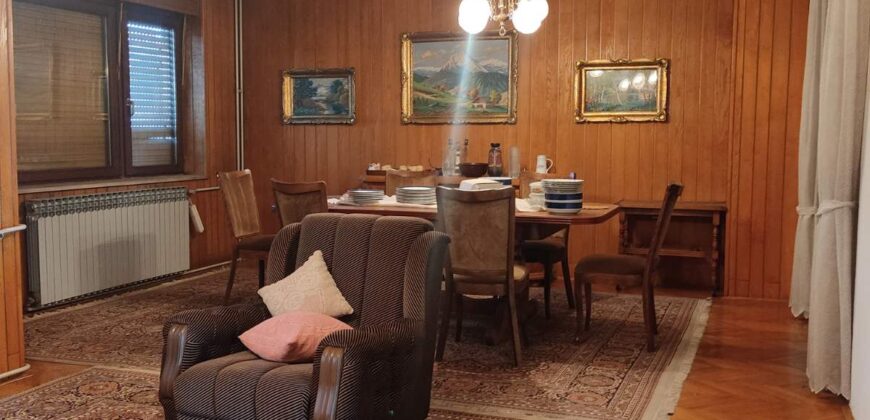 Kuća 400 m2 i placa 332 m2 – naselje Mjesec