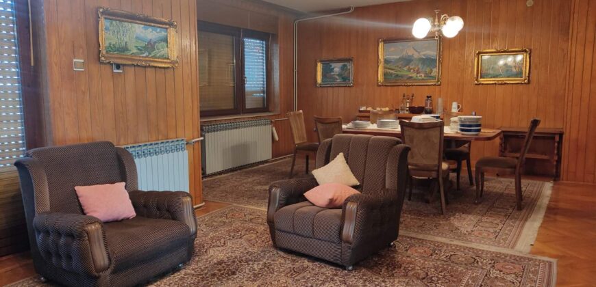 Kuća 400 m2 i placa 332 m2 – naselje Mjesec