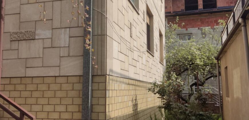 Kuća 400 m2 i placa 332 m2 – naselje Mjesec