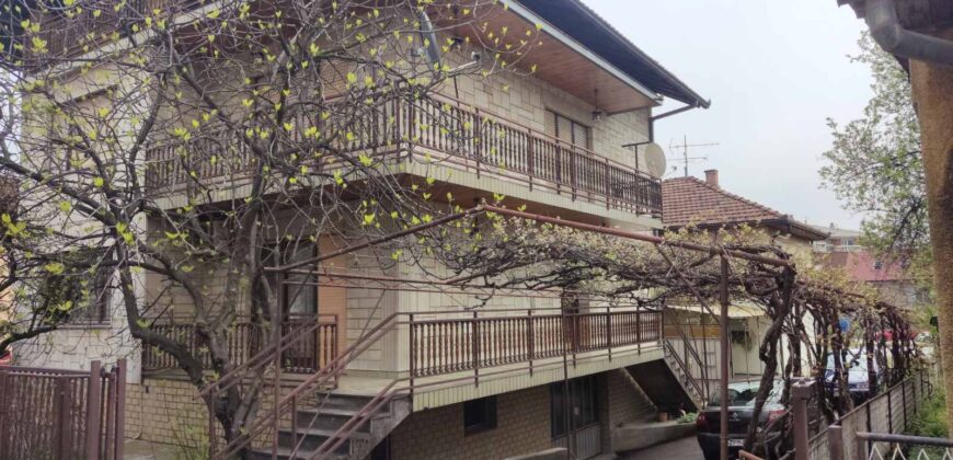 Kuća 400 m2 i placa 332 m2 – naselje Mjesec