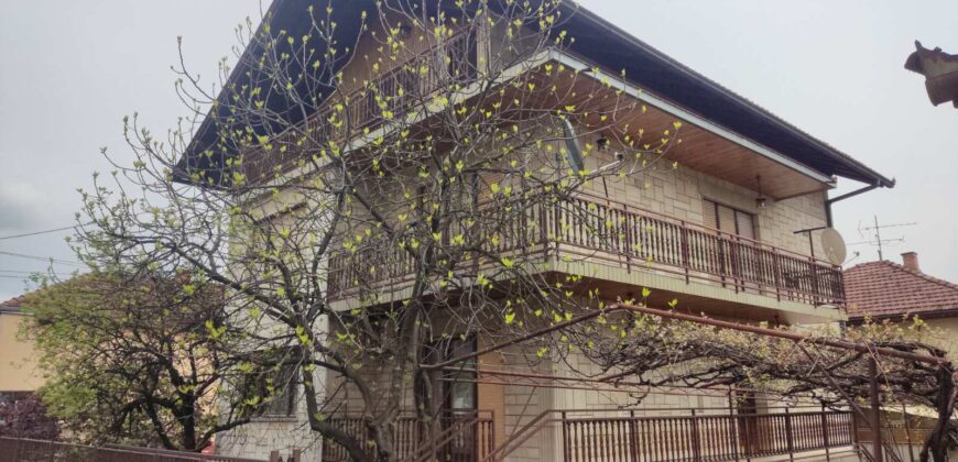 Kuća 400 m2 i placa 332 m2 – naselje Mjesec