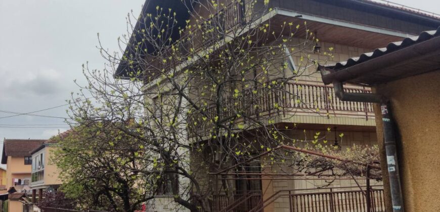 Kuća 400 m2 i placa 332 m2 – naselje Mjesec