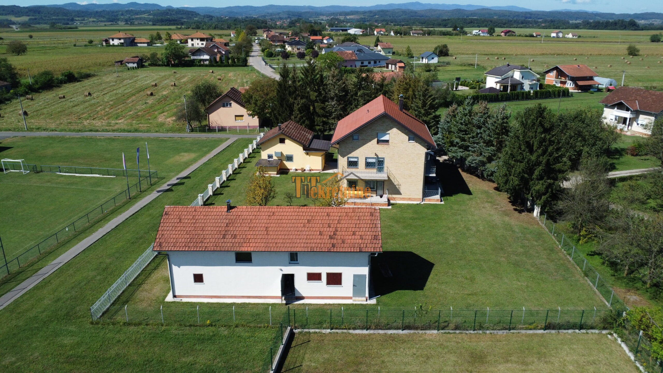 Stambeni objekat (kuća) 300 m2 i placa 1964 m2 – Aleksandrovac