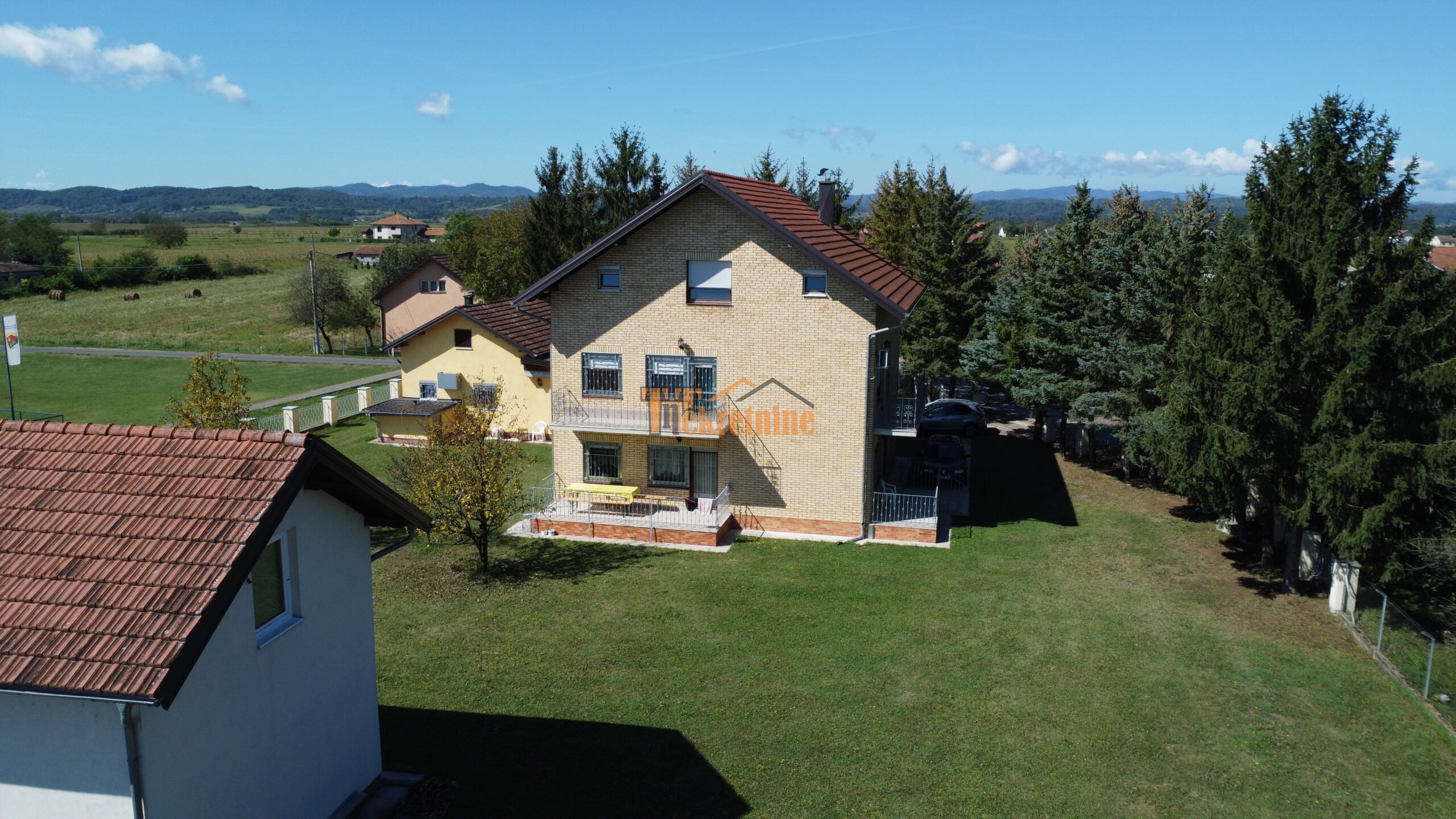 Stambeni objekat (kuća) 300 m2 i placa 1964 m2 – Aleksandrovac