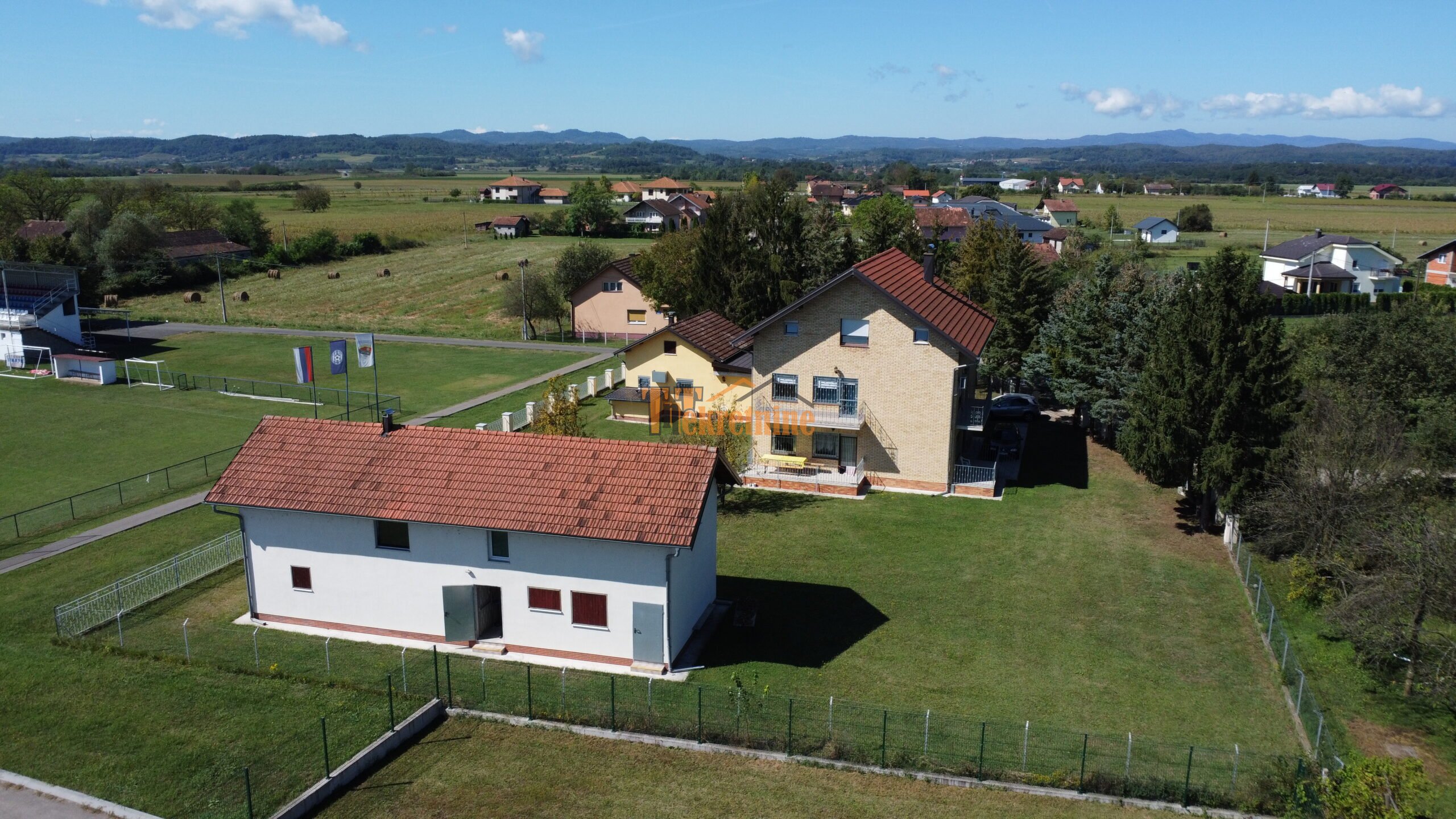Stambeni objekat (kuća) 300 m2 i placa 1964 m2 – Aleksandrovac