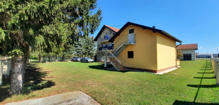 Stambeni objekat (kuća) 300 m2 i placa 1964 m2 – Aleksandrovac