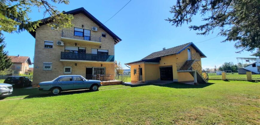 Stambeni objekat (kuća) 300 m2 i placa 1964 m2 – Aleksandrovac