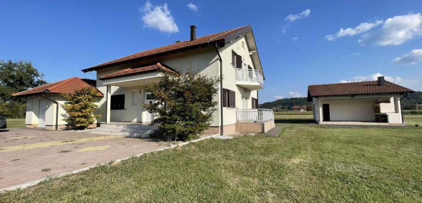 Stambeni objekat 265 m2 i placa 5000 m2 – Šušnjari