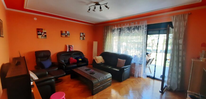 Stambeni objekat (kuća) 300 m2 i placa 1964 m2 – Aleksandrovac