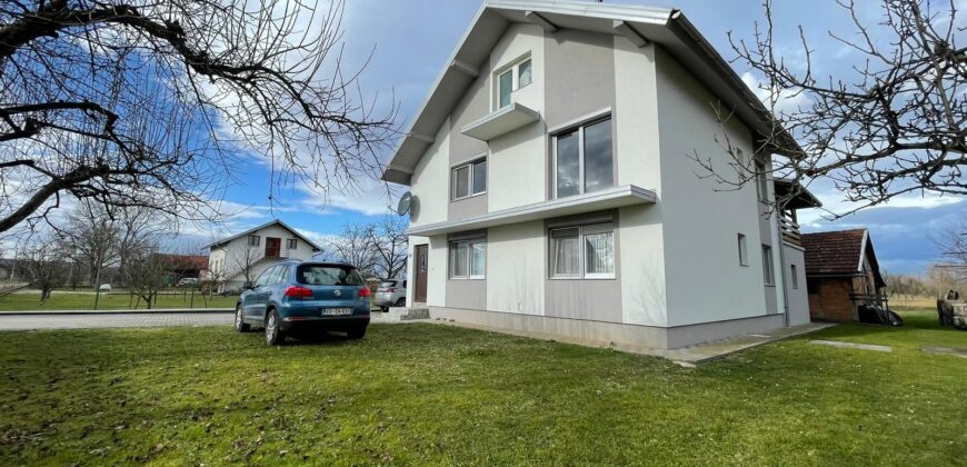 Stambeni objekat 150 m2 i placa 3351 m2 – Laktaši