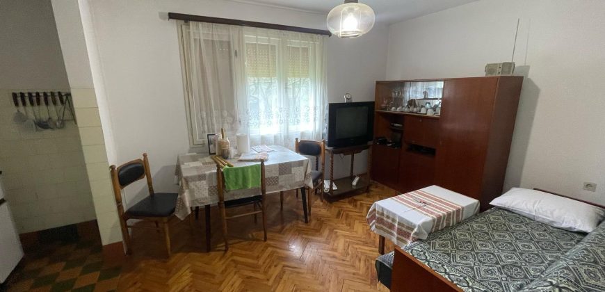 Kuća 76 m2 i placa 1781 m2 – Prijakovci