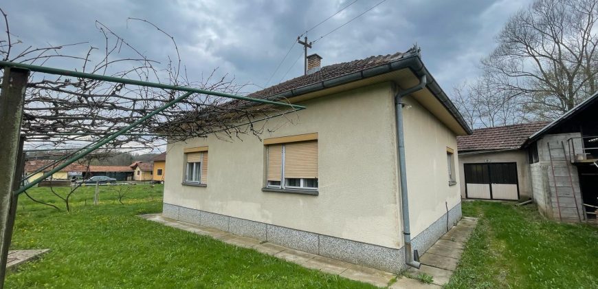 Kuća 76 m2 i placa 1781 m2 – Prijakovci