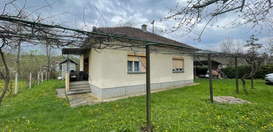 Kuća 76 m2 i placa 1781 m2 – Prijakovci