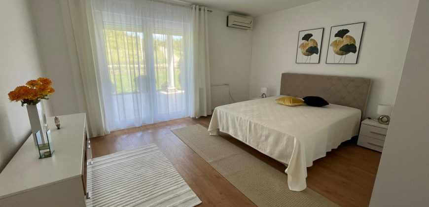 Konforan trosoban stan 120 m2 – Motike