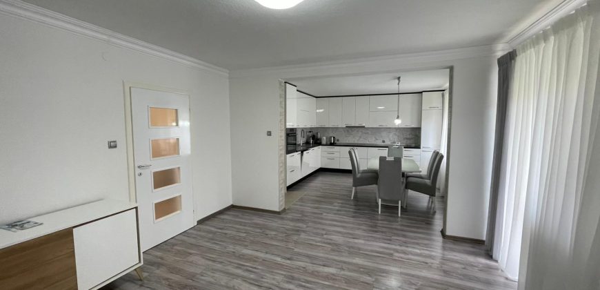 Trosoban stan 100 m2 – Lauš