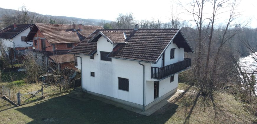 Stambeni objekat 173,20m2 i placa 1496m2 – Mađir