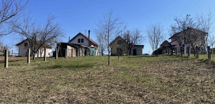 Vikendica 70 m2 i placa 1070m2 – Slatina