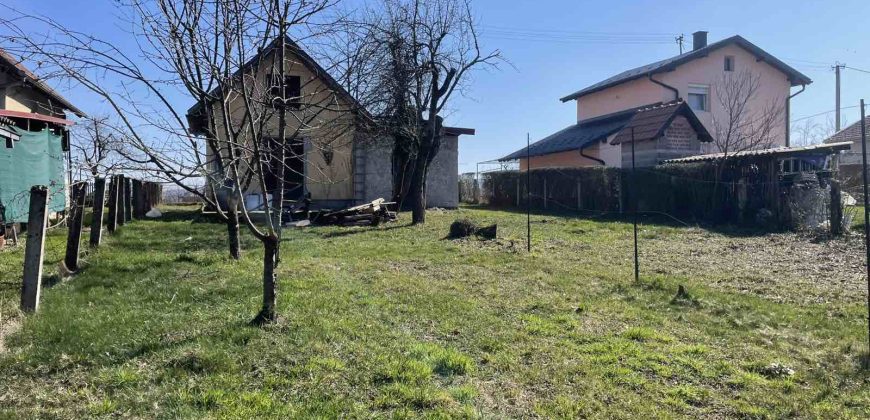 Vikendica 70 m2 i placa 1070m2 – Slatina