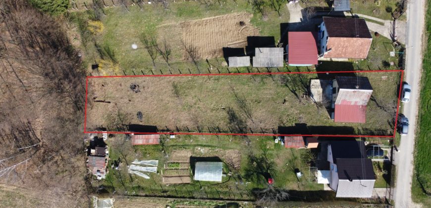 Vikendica 70 m2 i placa 1070m2 – Slatina