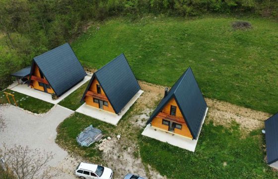 Prodaju se tri vikendice – Jagare