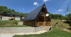 Prodaju se tri stambena objekta sa ladarom – Starčevica