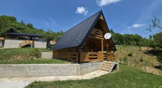 Prodaju se tri stambena objekta sa ladarom – Starčevica