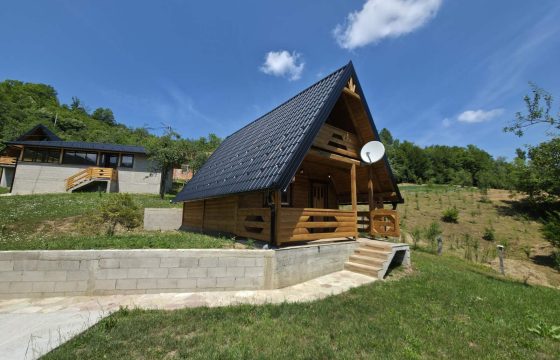 Prodaju se tri stambena objekta sa ladarom – Starčevica