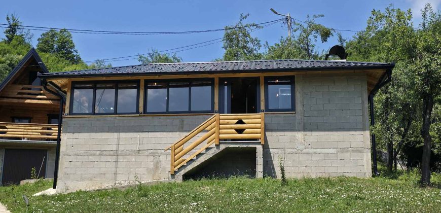 Prodaju se tri stambena objekta sa ladarom – Starčevica