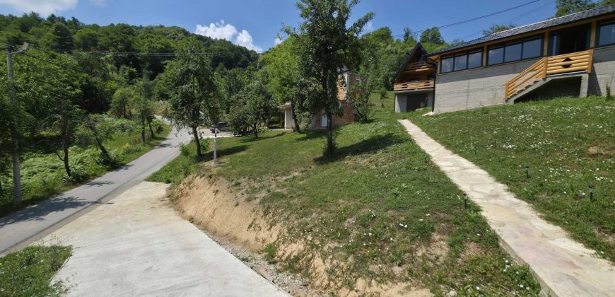 Prodaju se tri stambena objekta sa ladarom – Starčevica