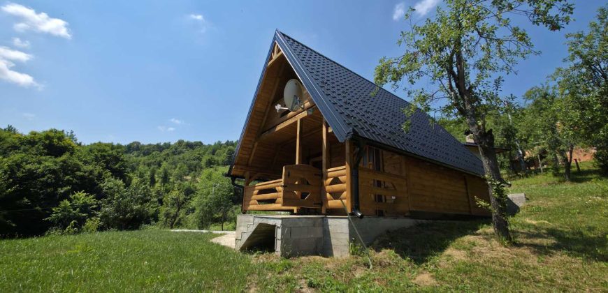Prodaju se tri stambena objekta sa ladarom – Starčevica