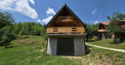 Prodaju se tri stambena objekta sa ladarom – Starčevica