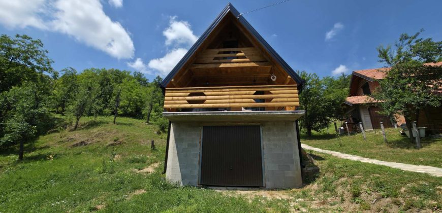 Prodaju se tri stambena objekta sa ladarom – Starčevica