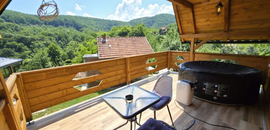 Prodaju se tri stambena objekta sa ladarom – Starčevica