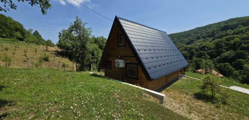 Prodaju se tri stambena objekta sa ladarom – Starčevica