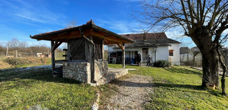 Prodaje se kuća sa ladarom – Kuljani