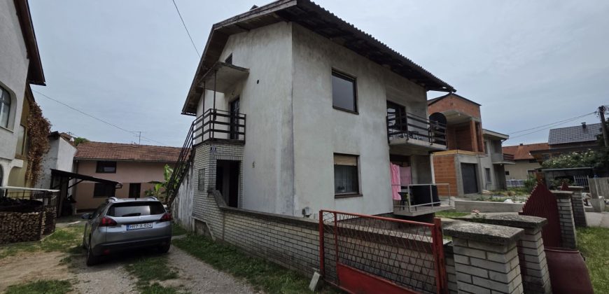 Konforan trosoban stan 100 m2 – Petrićevac