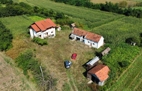 Stambeni objekat  160m2 na placu od 2321m2 – Petoševci