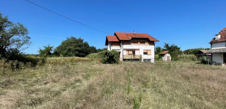 Stambeni objekat  160m2 na placu od 2321m2 – Petoševci
