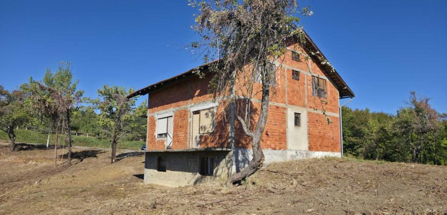 Stambeni objekat u izgradnji sa 33.461 m2 zemljita – Motike