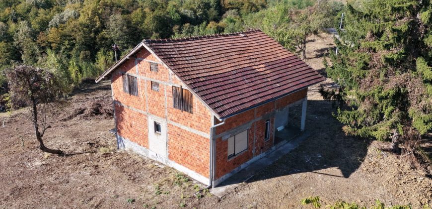 Stambeni objekat u izgradnji sa 33.461 m2 zemljita – Motike