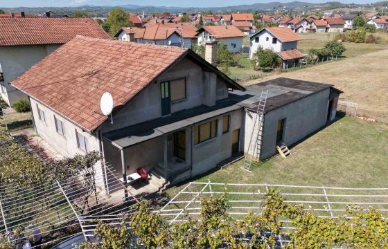 Stambeni objekat 170 m2 na placu od 4908 m2 – Trn