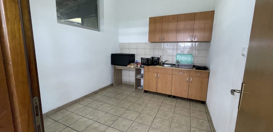 Poslovni objekat 250m2 sa nadstrešnicom od 450m2 – Tunjice