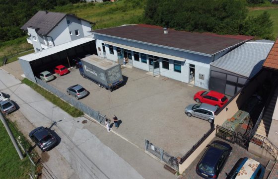 Poslovni objekat 250m2 sa nadstrešnicom od 450m2 – Tunjice
