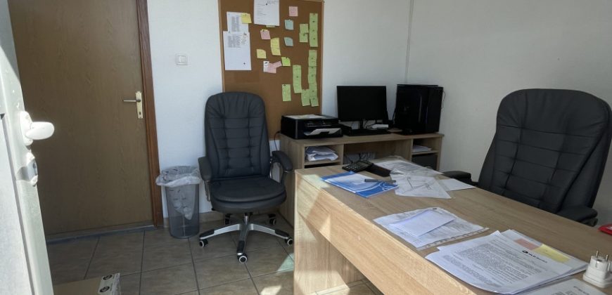 Poslovni objekat 250m2 sa nadstrešnicom od 450m2 – Tunjice