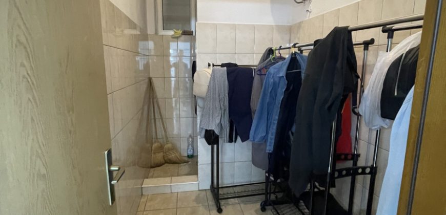 Poslovni objekat 250m2 sa nadstrešnicom od 450m2 – Tunjice