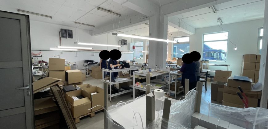 Poslovni objekat 250m2 sa nadstrešnicom od 450m2 – Tunjice